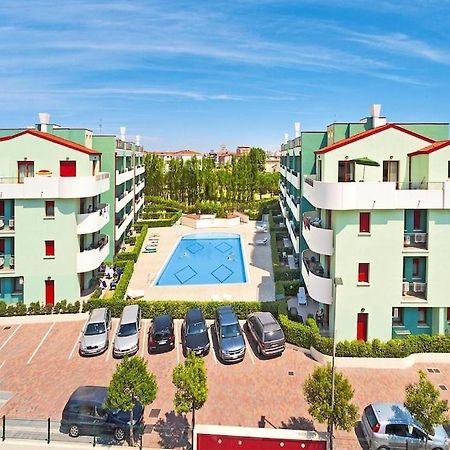 Apartment In Caorle With Heating Екстериор снимка
