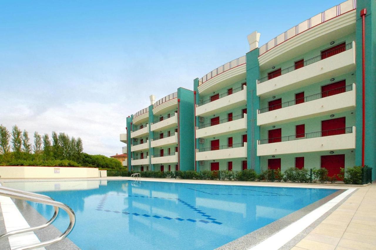Apartment In Caorle With Heating Екстериор снимка